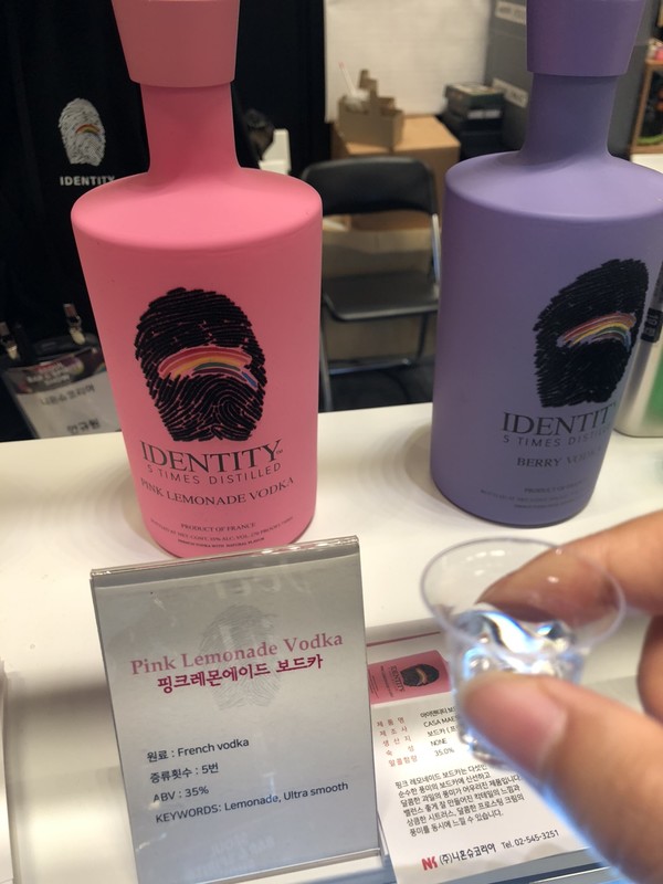 '서울바앤스피릿쇼' 내 니혼슈코리아 부스에서 시음하고 있다. /사진=김현정 기자