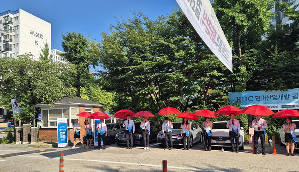 HDC현대산업개발은 방배신삼호 조합원을 대상으로 도열 인사를 진행했다./사진=HDC현대산업개발