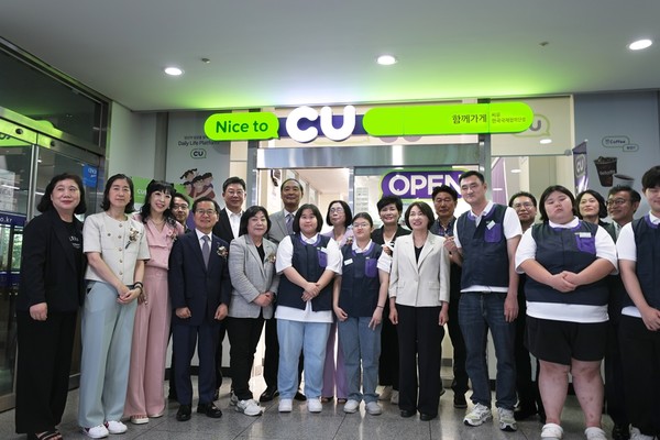 지난 25일 경기도 성남 한국국제협력단(KOICA) 본관에서 열린 개소식에서 BGF리테일 민승배 대표(왼쪽에서 6번째)와 주요 관계자들이 모여 기념 사진을 촬영하고 있다. /사진=BGF리테일