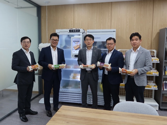 (왼쪽부터)박정균  NH농협캐피탈 미래사업부문장, 장종환 대표이사, 강조규 금융사업부문장, 석승열 경영지원본부장, 함경식 리스크관리본부장 / 사진=NH농협캐피탈