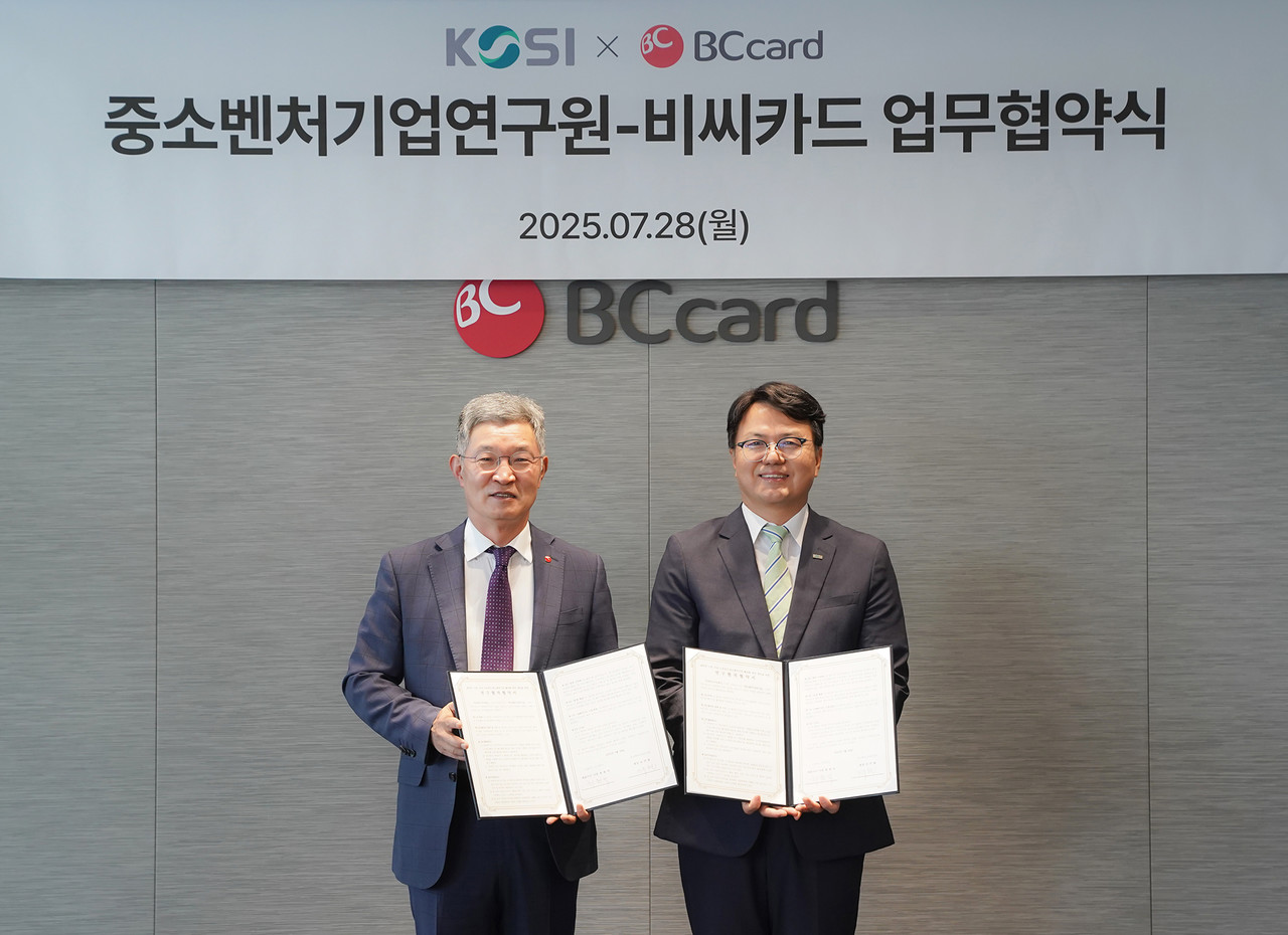최원석 BC카드 사장(왼쪽), 조주현 중소벤처기업연구원장 / 사진=BC카드