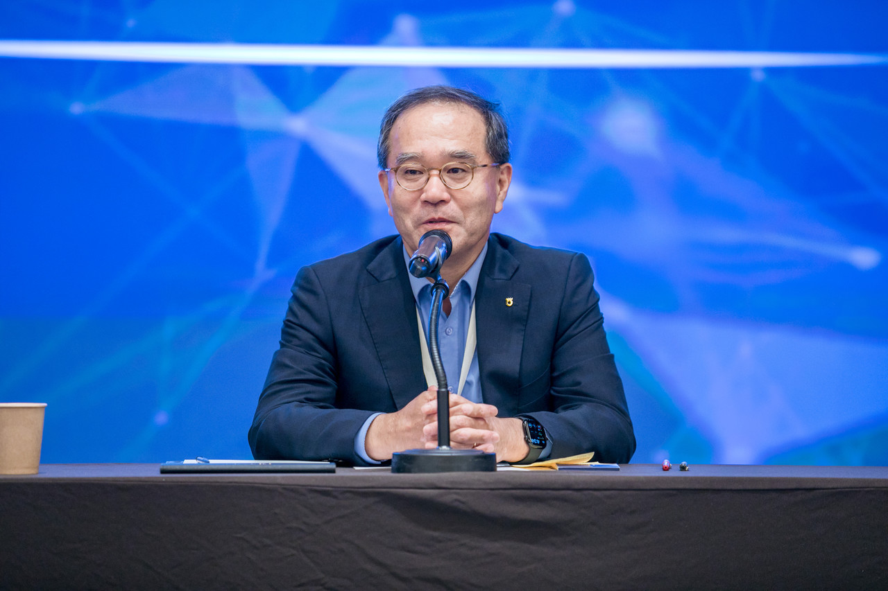 28일 개최된 경영전략회의에서 이찬우 NH농협금융지주 회장이 회의를 주재하고 있다. / 사진=NH농협금융지주