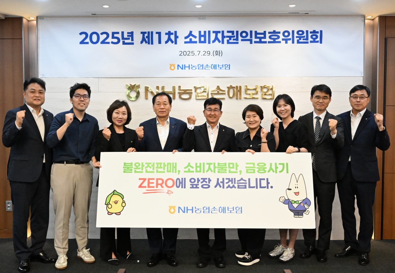 송춘수 대표이사(왼쪽 다섯번째)를 비롯한 위원들이 기념촬영을 하고 있다. / 사진=