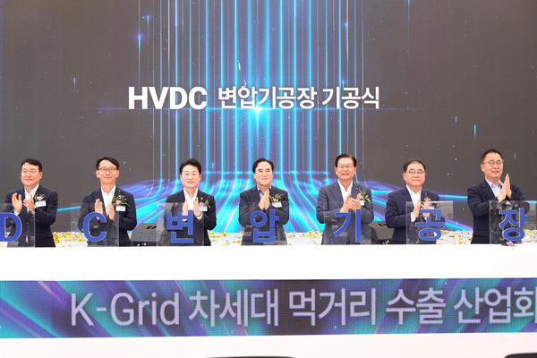효성중공업 HVDC 변압기 공장 기공식에서 (왼쪽부터) 서철수 한국전력 부사장,  김명주 경남 경제부지사, 이호현 산업통상자원부 차관, 김종양 국민의힘 국회의원, 이상운 효성 부회장, 허성무 더불어민주당 국회의원, 최형두 국민의힘 국회의원이 세레모니를 하고 있다./사진=효성