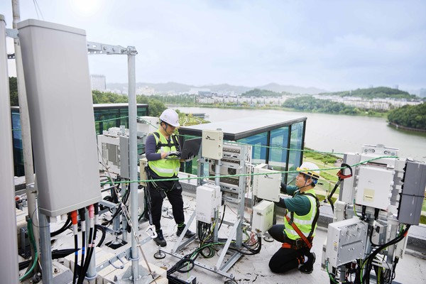 SK텔레콤와 SK오앤에스 엔지니어가 경기도 화성시에서 통신장비를 점검하고 있다./사진=SK텔레콤