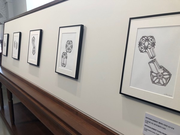 강이연 작가의 AI 생성 툴을 활용한 플로터 드로잉 /사진=김현정 기자