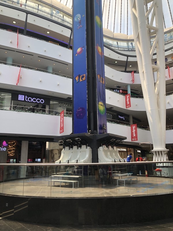 카자흐스탄 수도 아스타나의 쇼핑·엔터 복합시설 '칸 샤트르' 내 설치된 자이로드롭 /사진=김현정 기자