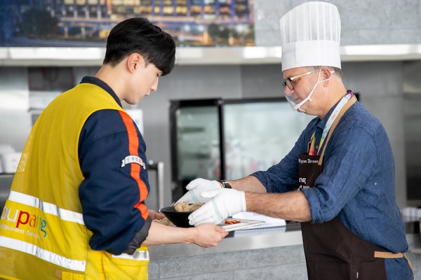 라이언 브라운 CFS 대표이사가 지난 30일 쿠팡 평택1·2센터에서 중복맞이 삼계탕을 배식하고 있다 /사진=쿠팡