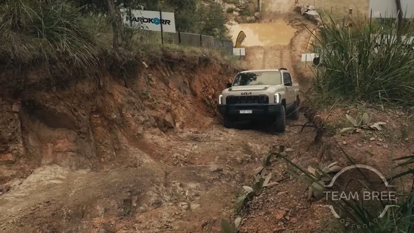 기아 타스만이 한쪽 바퀴가 들린 상황에서도 우수한 트랙션 컨트롤 시스템을 이용해 언덕을 등반하고 있다. /사진=팀 브리 오프로드(Team Bree Offroad) 유튜브 채널. /사진=기아