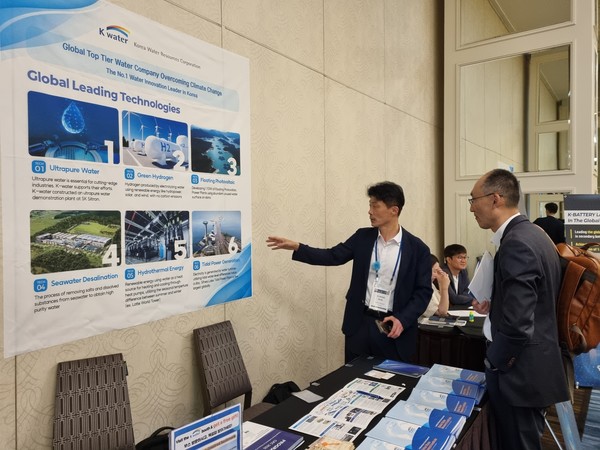 캐나다 몬트리올 'CKC 2025' 한국수자원공사 홍보부스에서 초순수 등 개발 중인 글로벌 선도기술에 대한 설명을 하고 있다./사진=한국수자원공사