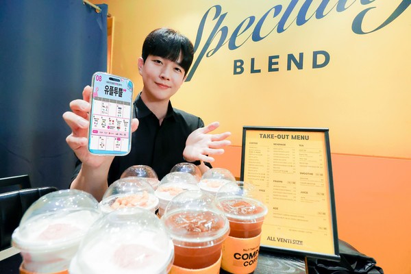 유플투쁠 인기 혜택인 컴포즈커피 매장에서 LG유플러스 직원이 8월 혜택을 소개하고 있다./사진=LG유플러스