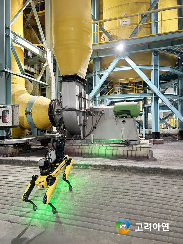 고려아연이 온산제련소 현장 안전 관리에 도입한 4족보행 로봇 '스팟'./사진=고려아연