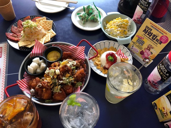 성수동 '고토리 스낵바'의 치킨 메뉴와 사와노모토 3종. / 사진=김현정 기자