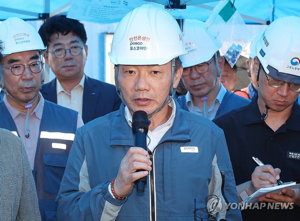 지난 6일 송치영 포스코이앤씨 신임 대표 내정자가 작업자가 중상을 입고 의식불명에 빠진 사고가 발생한 경기도 광명시 포스코이앤씨 고속도로 건설공사 현장에서 더불어민주당 을지로위원회 위원들의 질의에 답하고 있다. /사진=연합뉴스