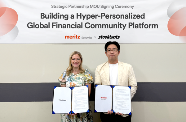 이장욱 메리츠증권 전무(오른쪽)와 안네 마리 지아누초스 스톡트윗츠 최고상업책임자(CCO)가 5일(현지시간) 미국 뉴욕 스톡트윗츠 본사에서 글로벌 금융 인공지능(AI) 플랫폼 구축을 위한 업무협약(MOU)을 체결한 뒤 기념촬영을 하고 있다. 사진=메리츠증권