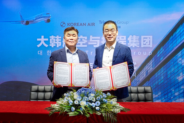 한항공이 중국 온라인 여행사 '씨트립(Ctrip)'과 전략적 파트너십을 맺고 중화권 시장 공략에 나섰다. 사진은 협약식에 참석한 박요한 대한항공 중국지역본부장(왼쪽)과 장용(Zhang Yong) 트립닷컴 그룹 항공권 사업부 CEO가 기념 촬영을 하고 있는 모습.
