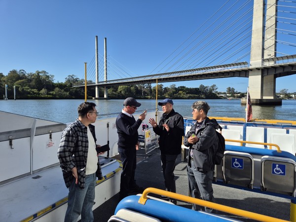 SH와 한강버스 직원들이 '시티캣' 승무원(선장)으로부터 운항 노하우 등을 청취하고 있다./사진=SH
