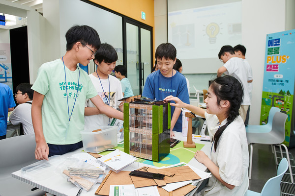 '제9회 에코 롱롱 Plus 캠프'에 참여한 학생들이 직접 친환경 빌딩과 도시를 설계해 보고 있다./사진=코오롱그룹