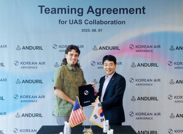대한항공은 7일 미국 방산기업 안두릴(Anduril)과 한국 및 아시아·태평양 지역 무인 항공기 분야의 파트너십 구축을 위한 협력합의서(TA·Teaming Agreement)에 서명했다. 협약식에 참석한 임진규 대한항공 항공우주사업본부장(오른쪽)과 팔머 럭키 안두릴 창업자가 기념촬영을 하는 모습. /사진=대한항공