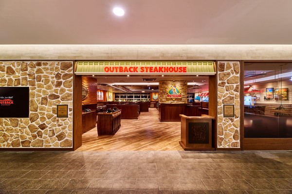 서울 노원구 롯데백화점 9층에 리뉴얼 오픈한 아웃백 '노원롯데점' 입구 / 사진=﻿다이닝브랜즈그룹