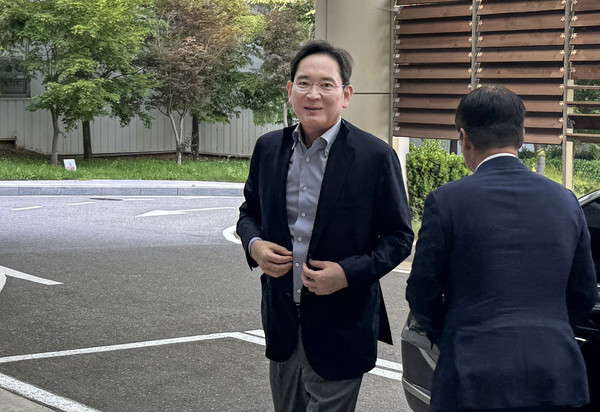 이재용 삼성전자 회장이 지난달 29일 서울 강서구 서울김포비즈니스항공센터(SGBAC)를 통해 워싱턴으로 출국하고 있다. /사진=삼성전자