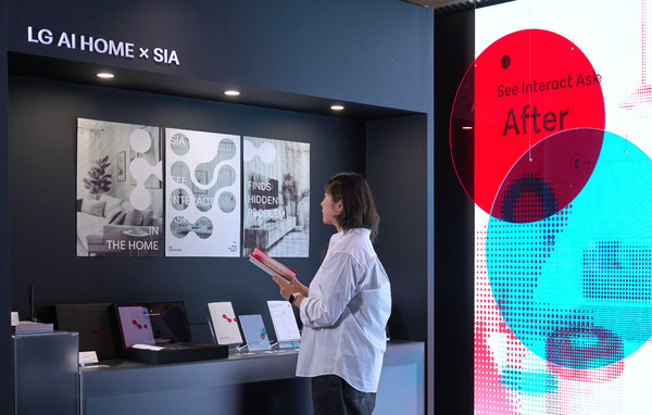 LG전자가 서울 동대문구 경동시장에 위치한 '금성전파사 새로고침센터'를 '공감지능 AI' 경험공간으로 새롭게 단장했다. '공감지능'이 구현하는 더 나은 일상을 시각예술로 표현했다. 사진은 색상 차이를 통해 입체감을 주는 '애너글리프'(Anaglyph) 기법을 활용해 AI홈으로 편리해진 일상을 표현한 미디어 아트. /사진=LG전자