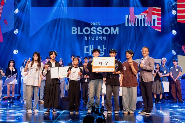 SK브로드밴드는 ESG 경영 실천의 일환으로 지난 9일 오후 서울 구로 아트밸리에서 개최한 '2025 블러썸 청소년 음악제'를 성황리에 마쳤다고 11일 밝혔다. 올해로 4회째를 맞는 2025 블러썸 청소년 음악제는 SK브로드밴드와 FNC엔터테인먼트 비영리 공익재단인 LOVE FNC가 손잡고 청소년 인재 육성과 발굴을 위해 진행하는 사회적 가치 기획 프로그램으로, 전국 300여명의 학생들이 총 141개 팀으로 참여했다. 이날 영예의 대상은 'Answer to the end'라는 곡을 선보인 '락(樂)밴드'가 차지했다. /사진=SK브로드밴드