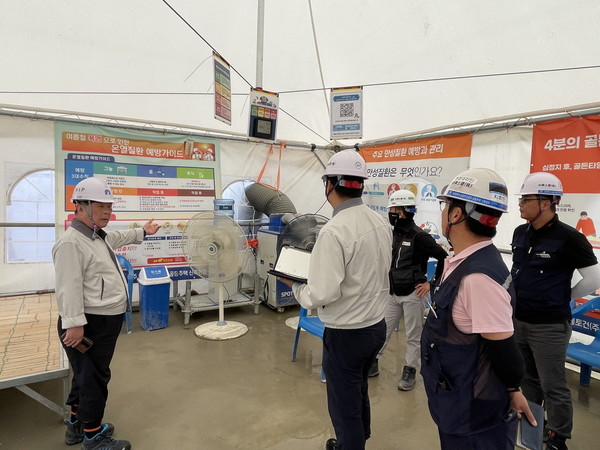 백승권 중흥건설 대표이사가 지난 7일 광주 '송암공원 중흥S-클래스' 건축 현장에서 온열질환 예방 대책 이행 여부를 불시 점검하고 있다./사진=중흥그룹