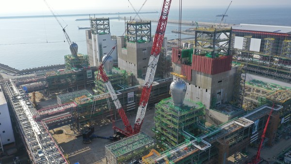 철골 구조물에 설치된 리액터(총 3기). /사진=현대엔지니어링