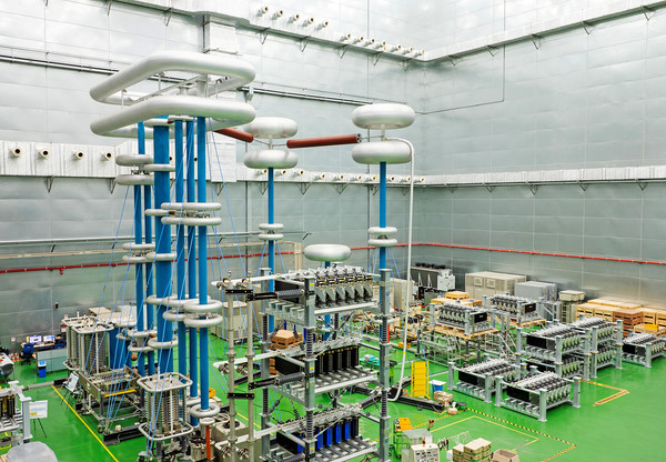 LS일렉트릭 부산 공장에서 HVDC 설비를 시험 하고 있는 모습. /사진=LS일렉트릭