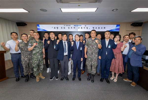 (앞줄 왼쪽 여섯 번째) 이진권 KT 엔터프라이즈부문 이행1본부장과 국방부, 한국지능정보사회진흥원(NIA) 주요 관계자가 착수보고회에서 단체 기념사진을 촬영하고 있다./사진=KT