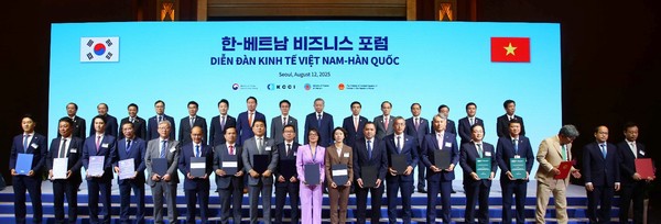 두나무와 베트남 밀리터리뱅크는 12일 서울 롯데호텔에서 열린 '한·베트남 비즈니스 포럼'에서 기술 제휴 양해각서(MOU)를 체결했다. 오경석 두나무 대표, 류 쭝 타이 밀리터리뱅크 회장 등 한국과 베트남 양국 정부·기관·기업인들이 기념 촬영을 하고 있다 / 사진=대한상공회의소