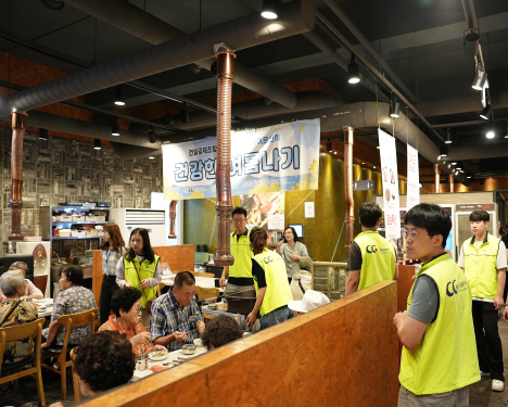 여름나기 봉사활동에 참여한 조합 직원들의 모습. /사진=건설공제조합