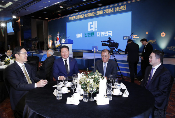 (왼쪽부터)이재용 삼성전자 부회장, 최태원 SK그룹 회장, 정의선 현대자동차그룹 회장, 구광모 LG그룹 회장이 이야기를 나누고 있다. /사진=연합뉴스