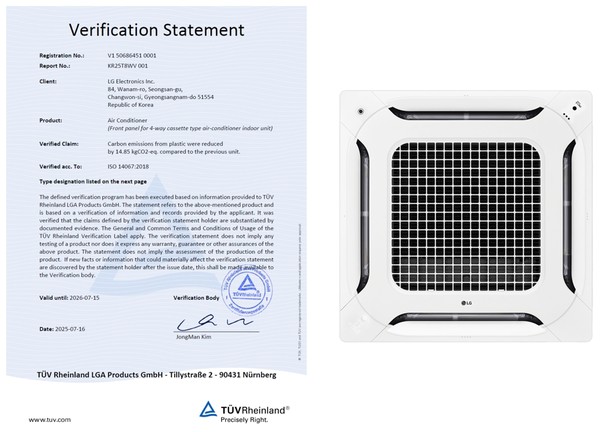 LG전자가 시스템에어컨 제조 시 플라스틱 사용을 줄이는 물리 발포 성형 공법을 적용해 탄소 배출을 저감한다. 사진은 글로벌 시험인증기관 TUV 라인란드로부터 1대 당 14.85킬로그램(kgCO₂eq)의 이산화탄소 배출을 줄였음을 검증받은 상업용 4방향 시스템에어컨. /사진=LG전자