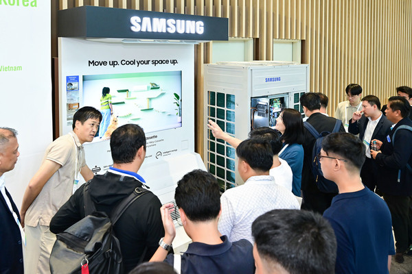 삼성전자가 15~16일 수원컨벤션센터에서 열린 아시아 공조 콘퍼런스(ASHRAE Region XIII Chapters Regional Conference 2025)에서 가정용 '1Way 카세트 시스템에어컨'과 고효율 시스템에어컨 'DVM' 제품 등을 전시했다. /사진=삼성전자