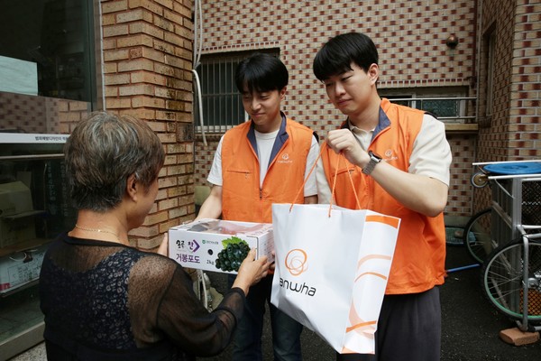 ㈜한화 임직원 봉사단이 지난 14일 서울 종로구 행촌동 소재 천주교 무악동성당에서 '㈜한화와 함께하는 제철음식 나눔' 봉사활동을 실시했다고 18일 밝혔다. /사진=㈜한화