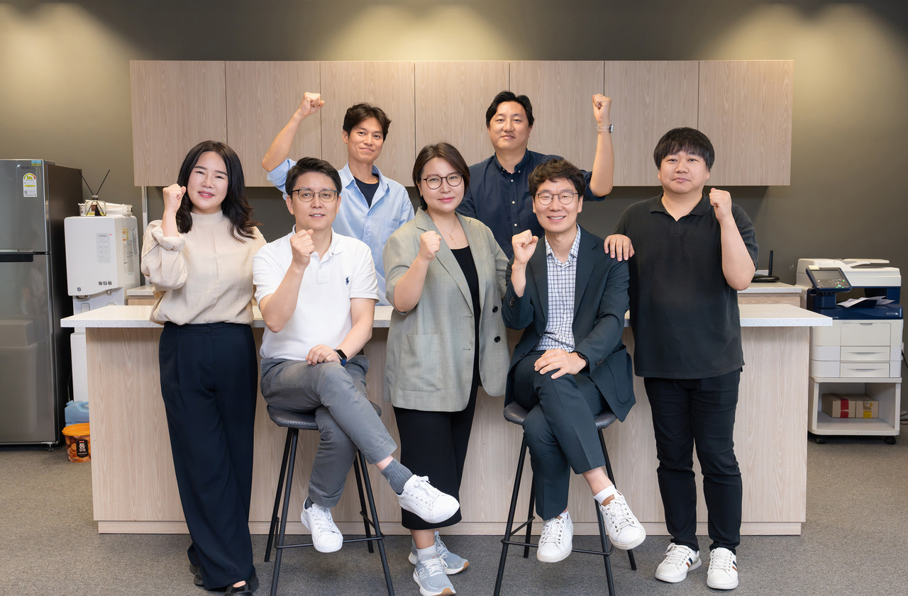 서울 광화문 교보생명 본사 '이노스테이지'에서 교보생명 사내벤처 4기가 기념촬영을 하고 있다. / 사진=교보생명