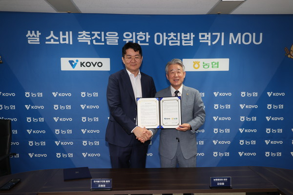 강호동 농협중앙회장(오른쪽)이 18일 서울 마포구 한국배구연맹 대회의실에서 조원태 한국배구연맹 총재(왼쪽)와 쌀 소비촉진 및 KOVO컵 타이틀 스폰서 업무협약을 체결하고 있다. /사진=농협