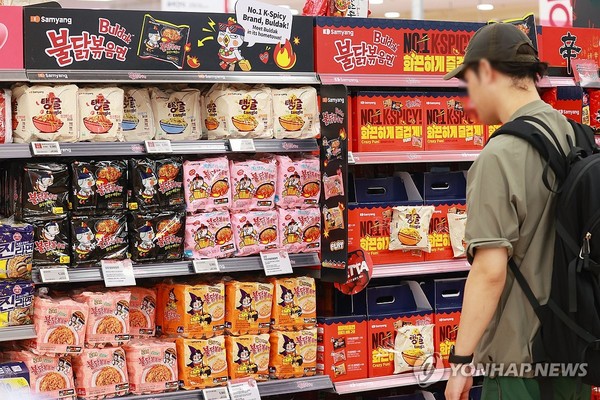 시내 한 마트 식품 코너에서 외국인 관광객이 '불닭복음면' 등을 쇼핑하고 있다.  / 사진=연합뉴스