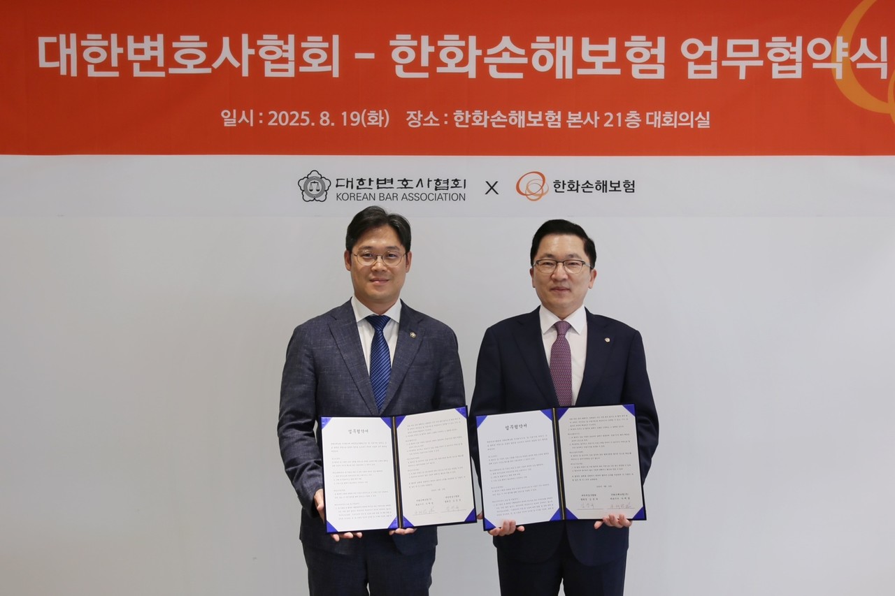 나채범 한화손보 대표이사(오른쪽)와 김정욱 대한변호사협회 협회장이 기념촬영을 하고있다. / 사진=한화손해보험