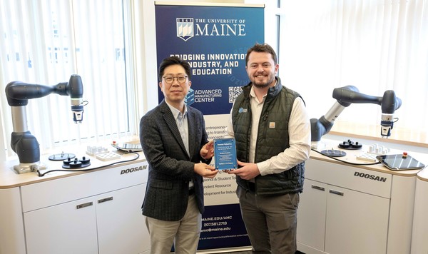 (왼쪽)김현수 두산로보틱스 상무가 메인대학교 첨단제조센터 브래들리 덴홀름 부소장과 기념사진을 촬영하고 있다./사진=두산로보틱스