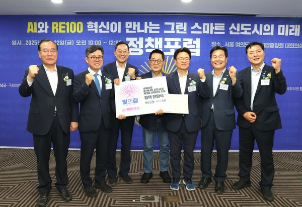 (왼쪽부터) 이개호 국회의원(전남,담양,함평,영광,장성), 안도걸 국회의원(광주동남을), 명현관 해남군수, 박지원 국회의원(전남 해남,완도,진도), 정진욱 국회의원(광주동남갑), 주철현 국회의원(전남 여수시갑), 조계원 국회의원(전남 여수시을)이 기념촬영을 하고 있다./사진=BS한양