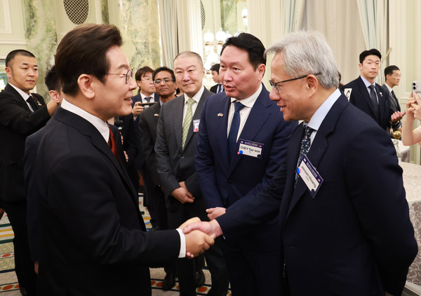 이재명 대통령이 25일(현지시간) 미국 워싱턴DC 윌라드 인터콘티넨탈 호텔에서 열린 한미 비즈니스 라운드 테이블 리셉션에 참석해 젠슨 황 엔비디아 최고경영자와 악수하고 있다. /사진=연합뉴스