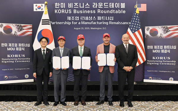 한국수력원자력이 25일(현지시간) 미국 워싱턴DC에서 미국 민간 에너지 회사인 페르미 아메리카(Fermi America) 및 삼성물산과 첨단 에너지 복합센터 건설 협력을 위한 업무협약을 체결했다. (왼쪽부터) 김정관 산업통상자원부 장관, 오세철 삼성물산 사장, 황주호 한국수력원자력 사장, 토비 노이게바우어 페르미 아메리카 CEO, 하워드 러트닉  미국 상무부 장관. /사진=한수원