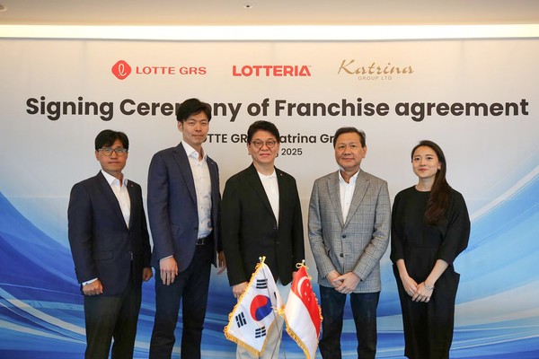 롯데월드타워에서 이권형 롯데GRS 글로벌사업부문 상무(왼쪽부터), 신유열 롯데지주 미래성장실장(부사장), 차우철 롯데GRS 대표이사와 카트리나 그룹 알란 고 대표, 크리스탈 고 이사가 기념 촬영을 하고 있다. 