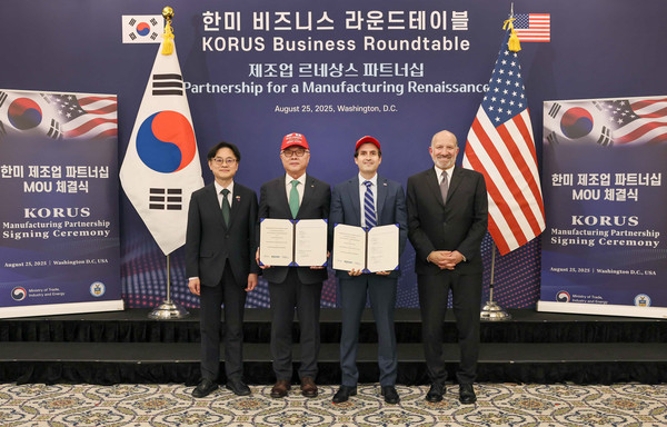 25일(현지시간) 미국 워싱턴DC에서 한국수력원자력과 센트루스와의 계약 체결 후 (왼쪽부터) 김정관 산업통상자원부 장관, 황주호 한국수력원자력 사장, 아미르 벡슬러 센트루스 CEO, 하워드 러트닉 미국 상무부 장관이 기념사진을 촬영하고 있다.