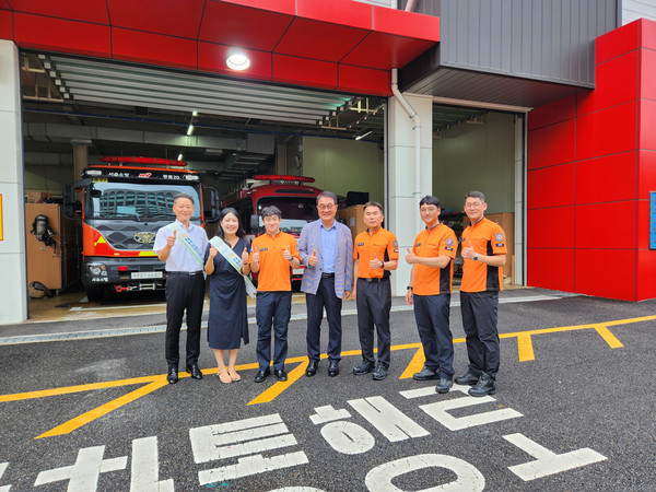 진용식 농협은행 서울중앙사업부 중앙사업본부장(왼쪽 네번째)과 종로소방서 소방관들이 26일 서울시 종로구 소재 소방서에서 '차한잔의 여유' 커피차 나눔 행사를 실시한 뒤 기념촬영을 하고 있다. / 사진=NH농협은행