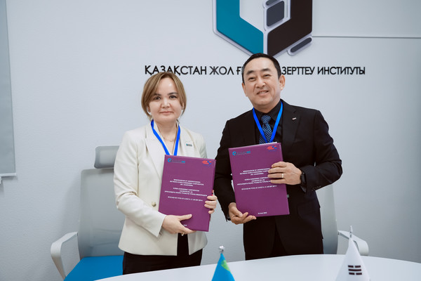 25일 카자흐스탄 도로연구소에서 (오른쪽) 조남민 한국도로공사 도로교통연구원장과 알리바예바 아르만 칼릴올로브나 소장이 업무협약 체결 후 기념촬영을 하고 있다./사진=한국도로공사