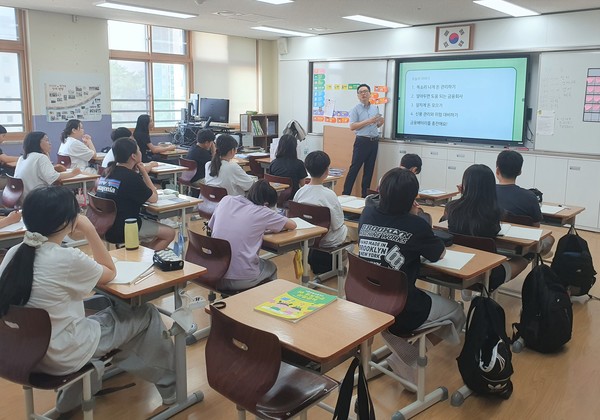 ﻿미래에셋생명 임직원이 서울 강남구에 위치한 대왕초등학교 학생들을 대상으로 올바른 금융 지식과 습관을 길러주기 위한 '1사 1교 금융교육'을 진행하고 있다. / 사진= ﻿미래에셋생명